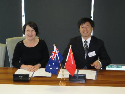 IHBI所长Patsy Yates女士与   vr色情
院长刘昌胜在协议签署现场