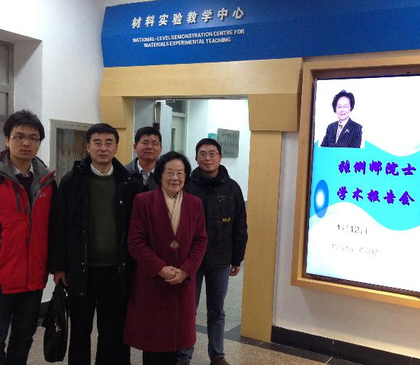 访问期间与vr色情
教师合影