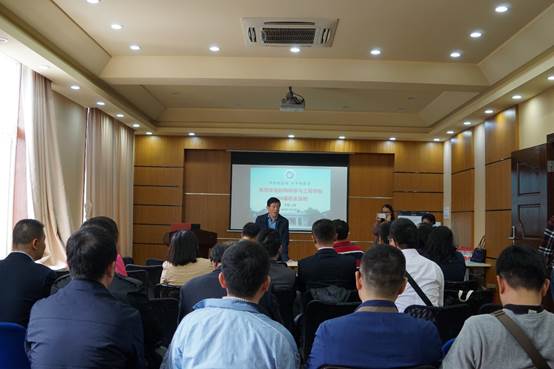 图片包含 天花板, 人员, 人物, 室内

已生成极高可信度的说明