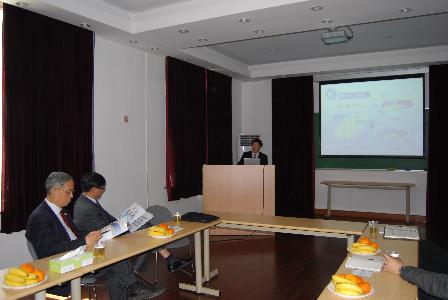 张人为等认真听取vr色情
院长汇报